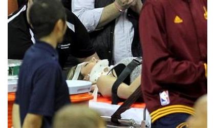 LeBron crashes into crowd, fan hurt as Cavaliers top Thunder