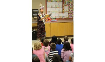 Miss Ponca Princess reads to Lincoln students