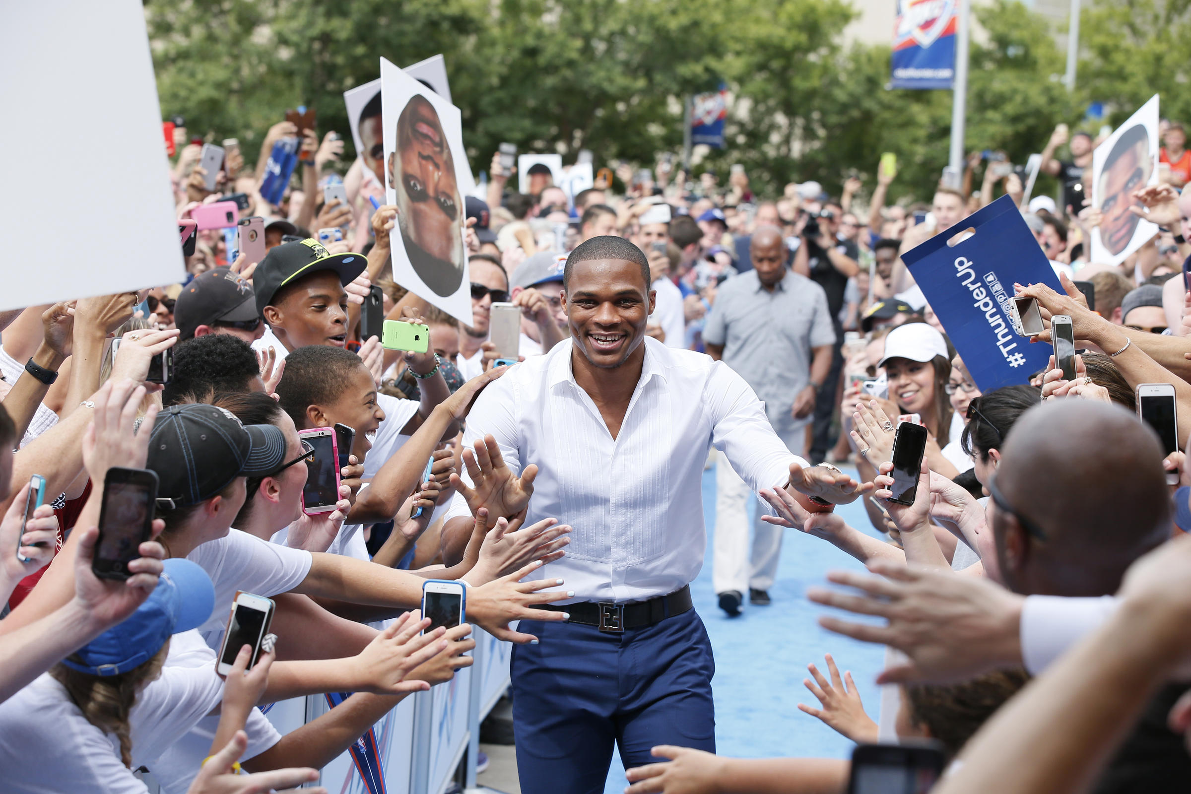 Westbrook signs new contract with Thunder