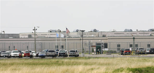 Federal correctional officer pleads guilty to bribery and wire-fraud conspiracy