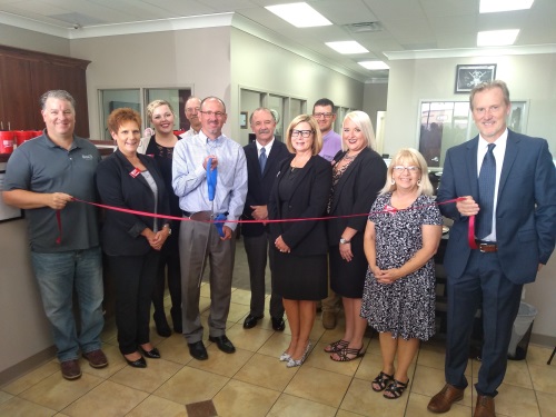 Chamber holds ribbon cutting for Community National Bank