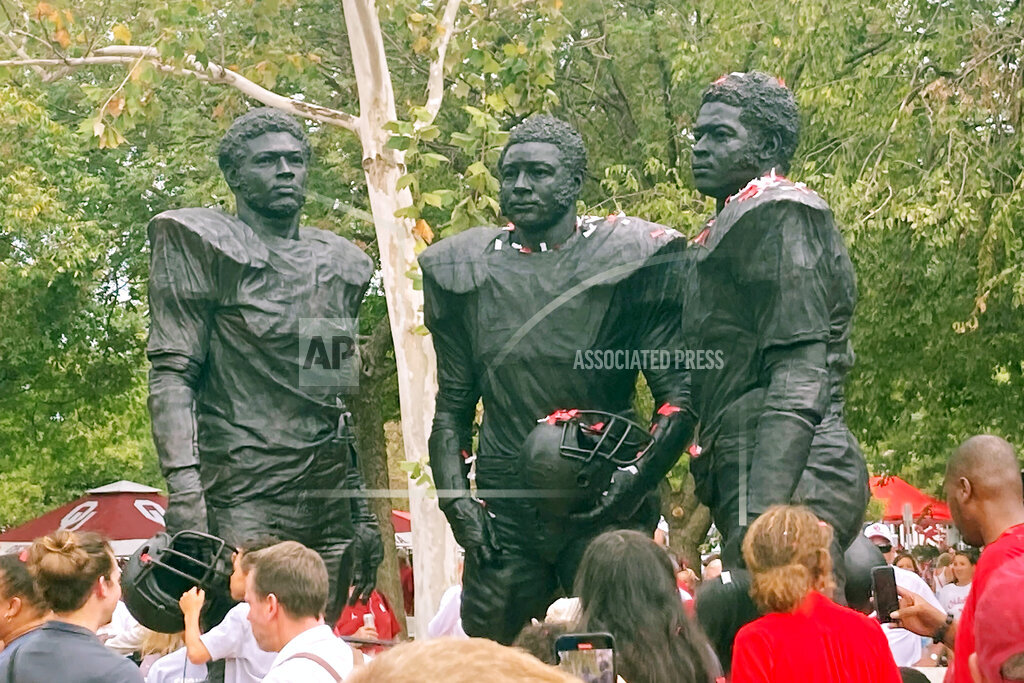 OU honors defensive stars Selmon brothers with statue