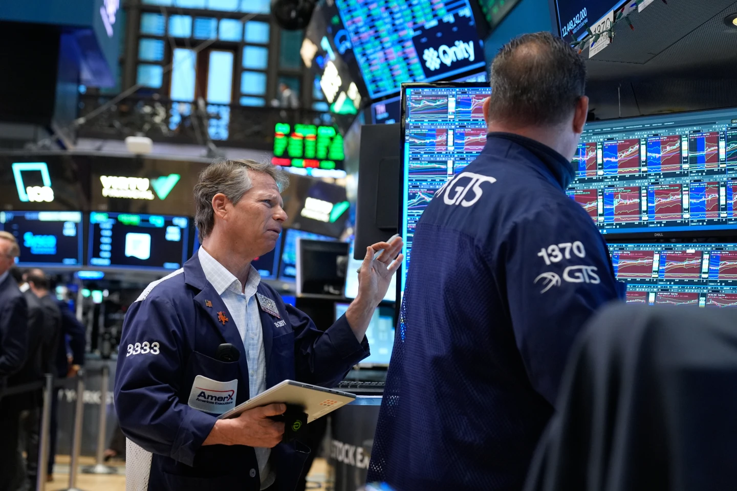 US stocks edge higher in shaky trading as oil prices keep climbing