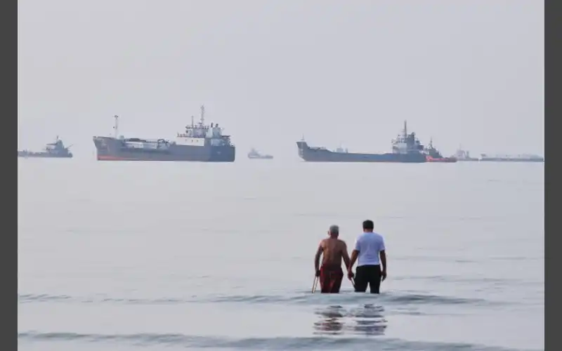 Mideast oil producers step up plans to bypass the Strait of Hormuz